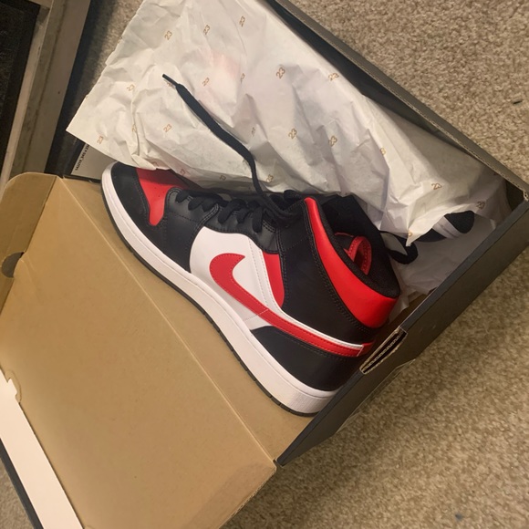 Nike Air Jordan 1 Mid Chicago White Red Men's Women's Sneakers NEW Shoes - Picture 2 of 6